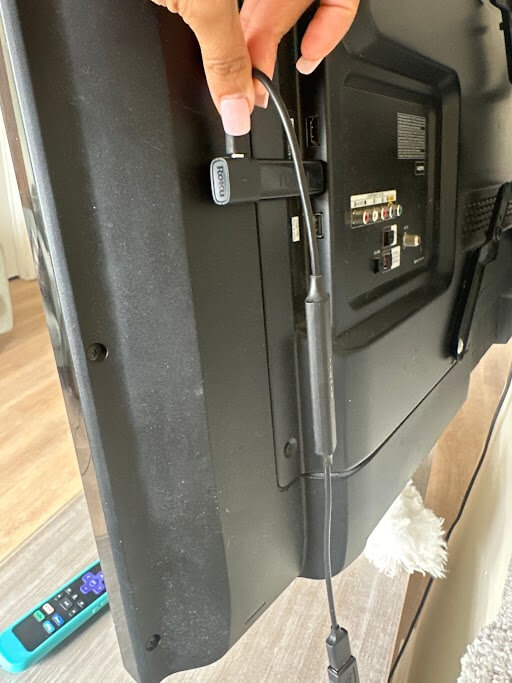 Properly connect the Roku device to avoid black screen problems